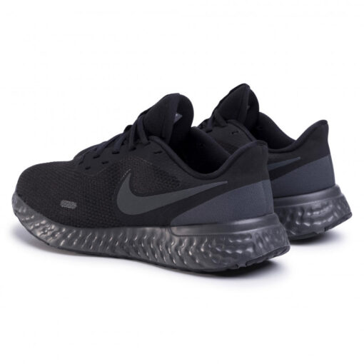 NIKE Revolution 5